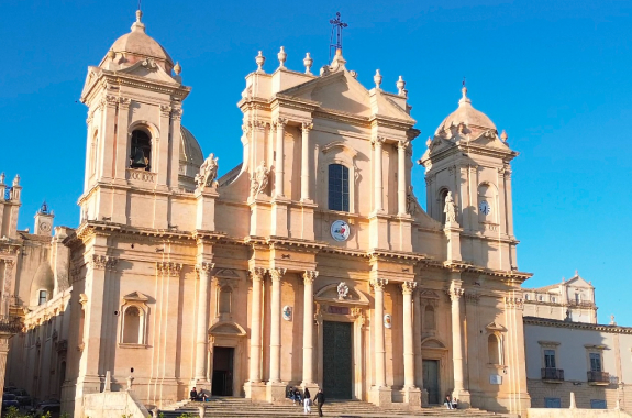 L’Infiorata di Noto: un’esplosione di colori e tradizione nel cuore della Sicilia barocca